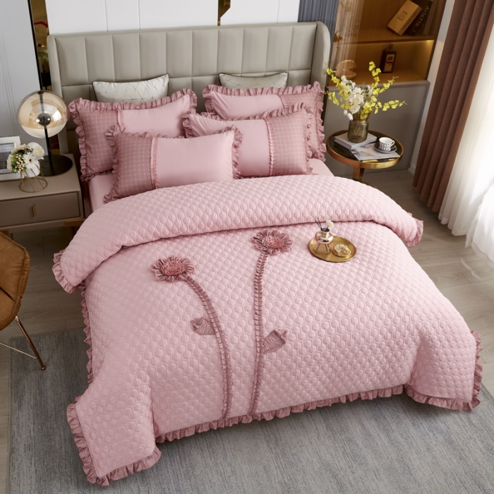 91家纺网 家纺一手货源 找家纺 兴美佳 2022新款韩式盘花夹棉夏被四件套 牡丹粉