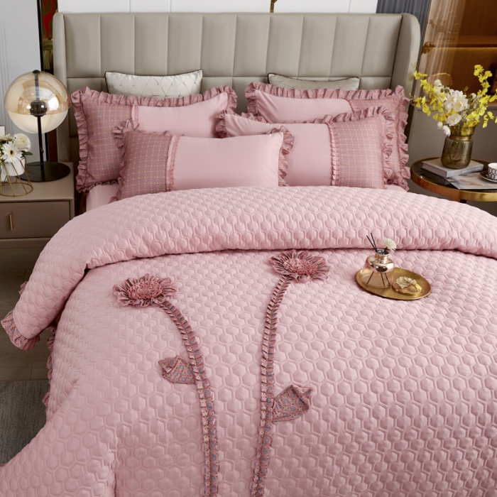 91家纺网 家纺一手货源 找家纺 兴美佳 2022新款韩式盘花夹棉夏被四件套 牡丹粉