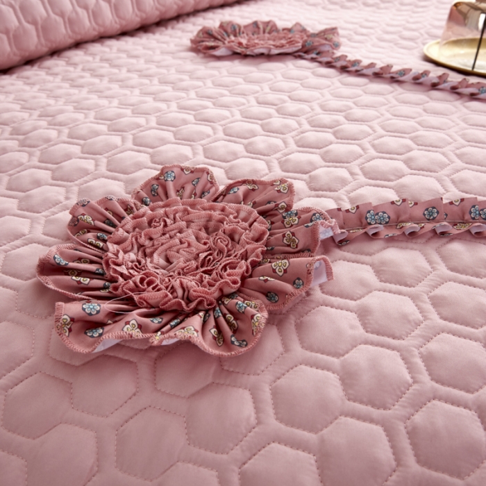 91家纺网 家纺一手货源 找家纺 兴美佳 2022新款韩式盘花夹棉夏被四件套 牡丹粉