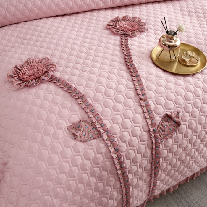 91家纺网 家纺一手货源 找家纺 兴美佳 2022新款韩式盘花夹棉夏被四件套 牡丹粉