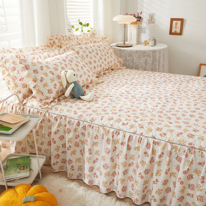 91家纺网 家纺一手货源 找家纺 十个点 2022新款全棉夹棉印花床裙 爱的花海