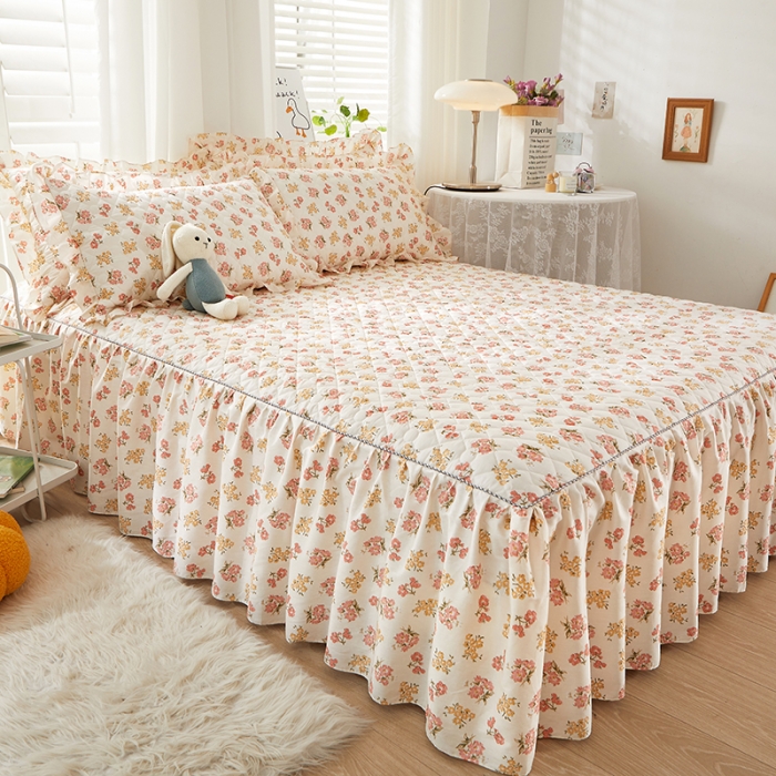 91家纺网 家纺一手货源 找家纺 十个点 2022新款全棉夹棉印花床裙 爱的花海