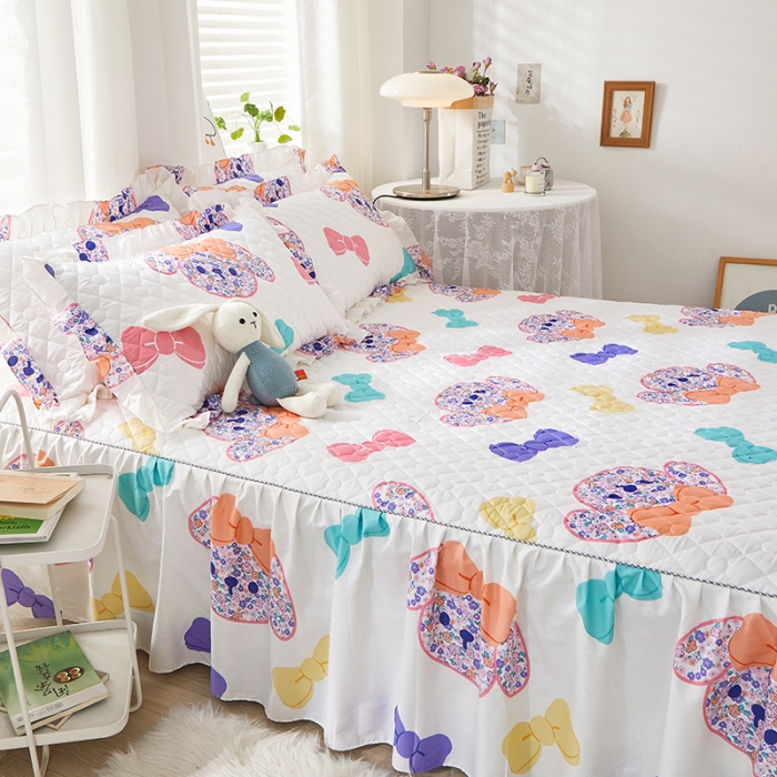 91家纺网 家纺一手货源 找家纺 十个点 2022新款全棉夹棉印花床裙 花花狗