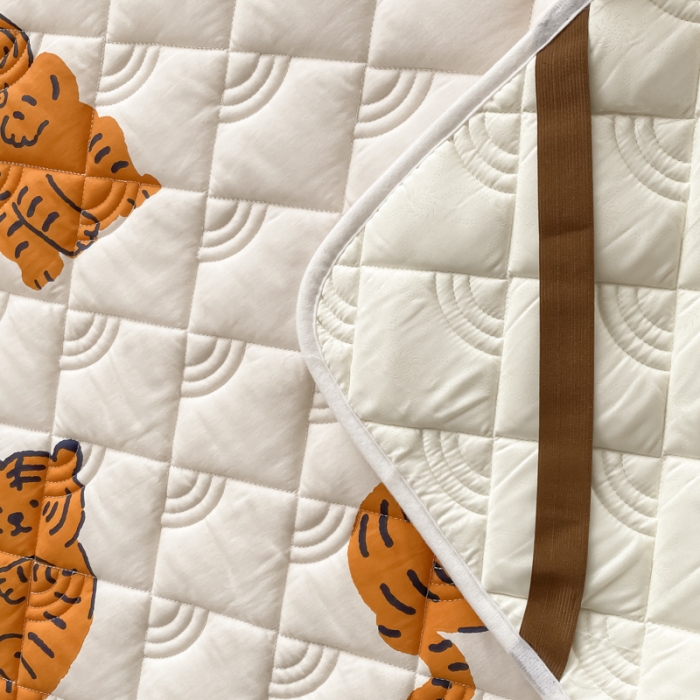 91家纺网 家纺一手货源 找家纺 鑫钰 2023新款全棉抗菌印花薄床垫 金桔虎