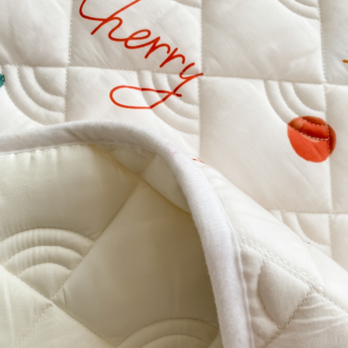 91家纺网 家纺一手货源 找家纺 鑫钰 2023新款全棉抗菌印花薄床垫 樱桃小丸子