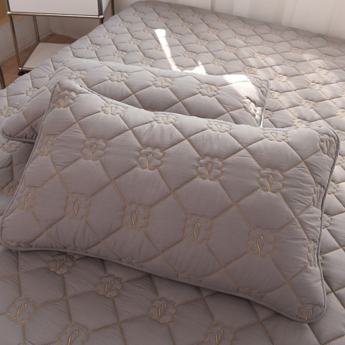 91家纺网 家纺一手货源 找家纺 豪选 2025新款全棉纯棉金绣夹棉床笠可裸睡四季款 金绣灰色