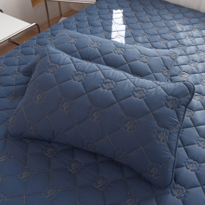 91家纺网 家纺一手货源 找家纺 豪选 2025新款全棉纯棉金绣夹棉床笠可裸睡四季款 金绣蓝灰