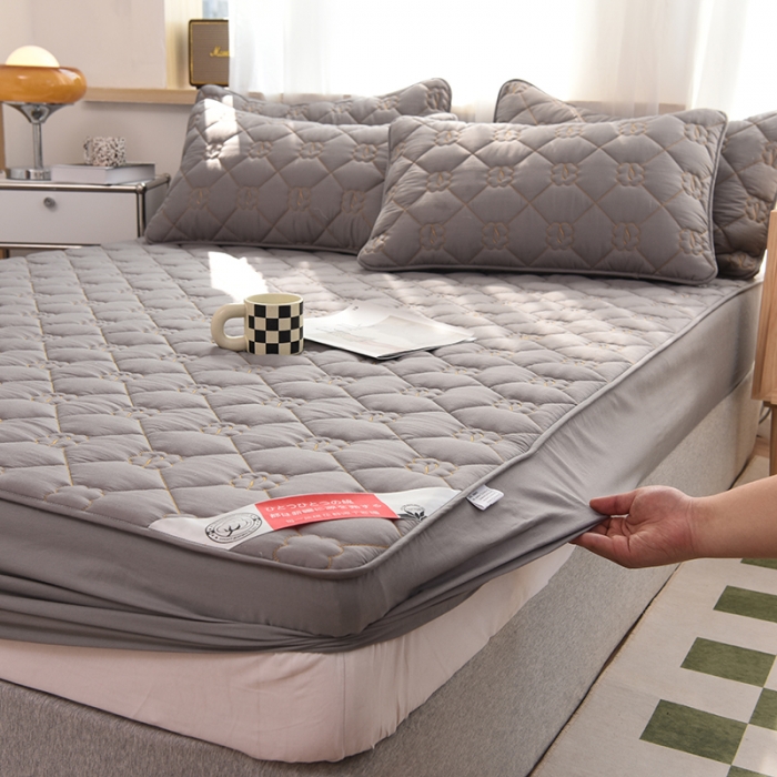 91家纺网 家纺一手货源 找家纺 豪选 2025新款全棉纯棉金绣夹棉床笠可裸睡四季款 金绣灰色