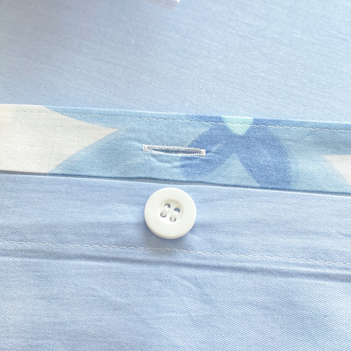 91家纺网 家纺一手货源 找家纺 2022年13070全棉纯棉印花纽扣款四件套直播 后花园蓝