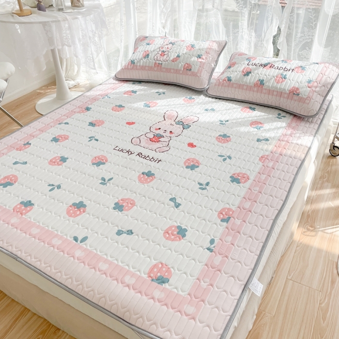 91家纺网 家纺一手货源 找家纺 慕尚 2025新款大版乳胶凉席 草莓小兔