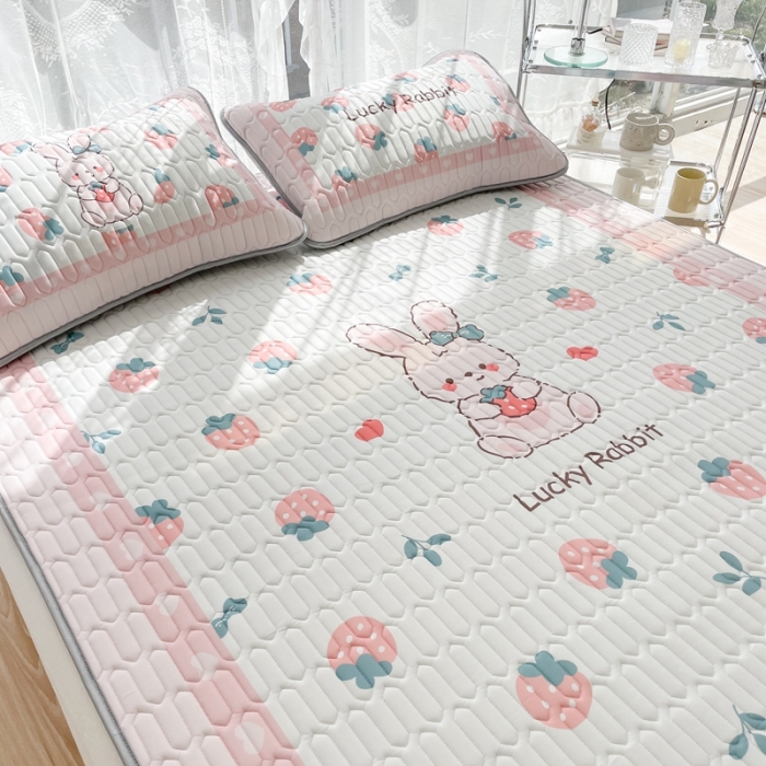 91家纺网 家纺一手货源 找家纺 慕尚 2025新款大版乳胶凉席 草莓小兔