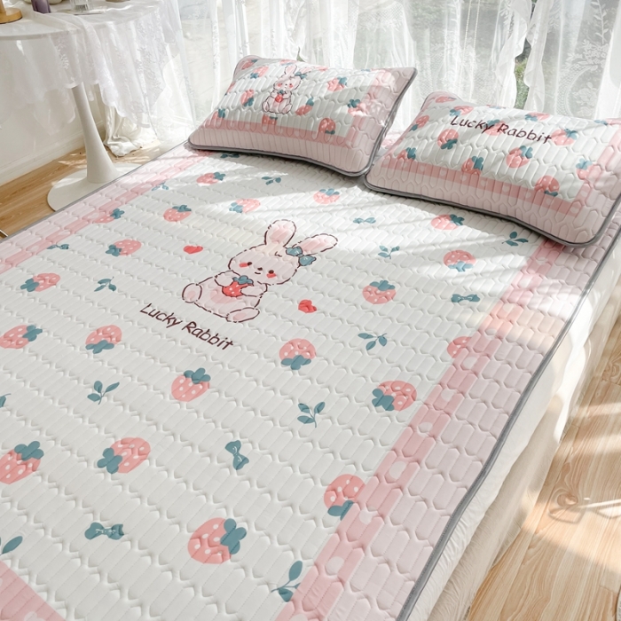 91家纺网 家纺一手货源 找家纺 慕尚 2025新款大版乳胶凉席 草莓小兔