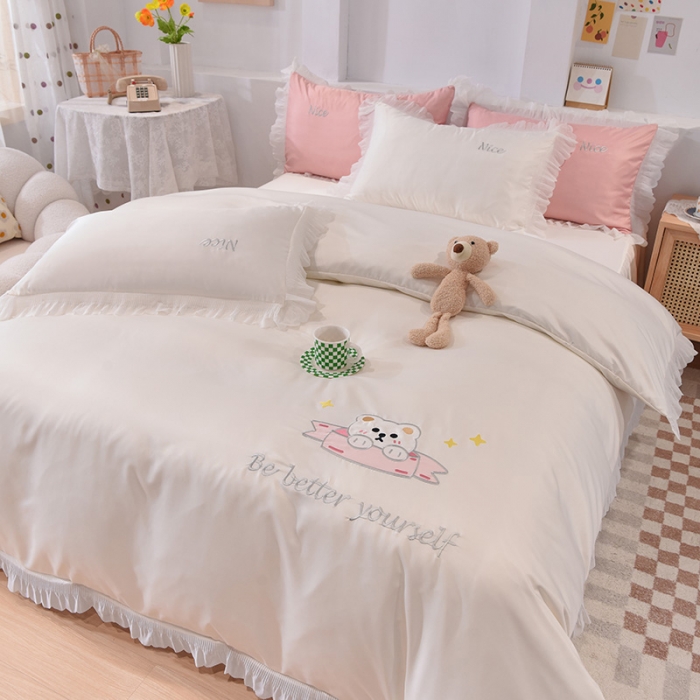 91家纺网 家纺一手货源 找家纺 艾米家居 2025新款水洗真丝雪纺花边贴布绣四件套-达菲小熊 白色