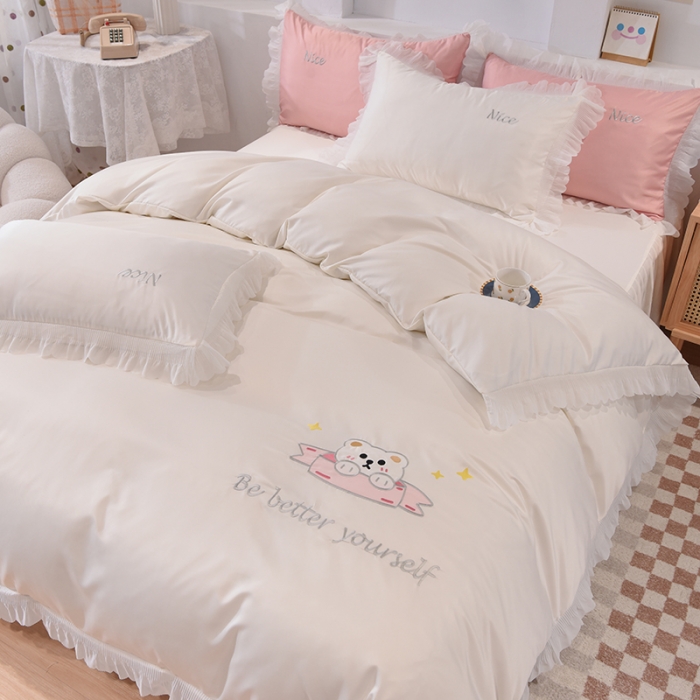 91家纺网 家纺一手货源 找家纺 艾米家居 2025新款水洗真丝雪纺花边贴布绣四件套-达菲小熊 白色