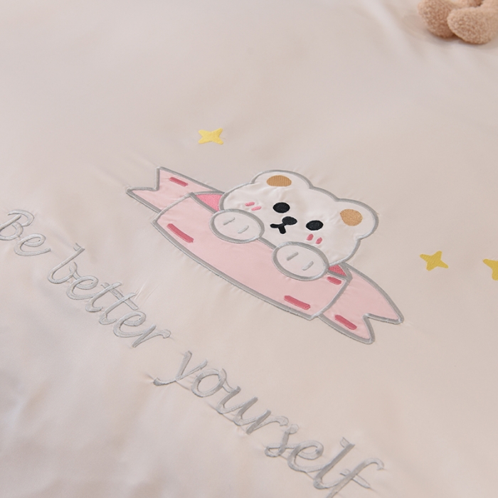 91家纺网 家纺一手货源 找家纺 艾米家居 2025新款水洗真丝雪纺花边贴布绣四件套-达菲小熊 白色