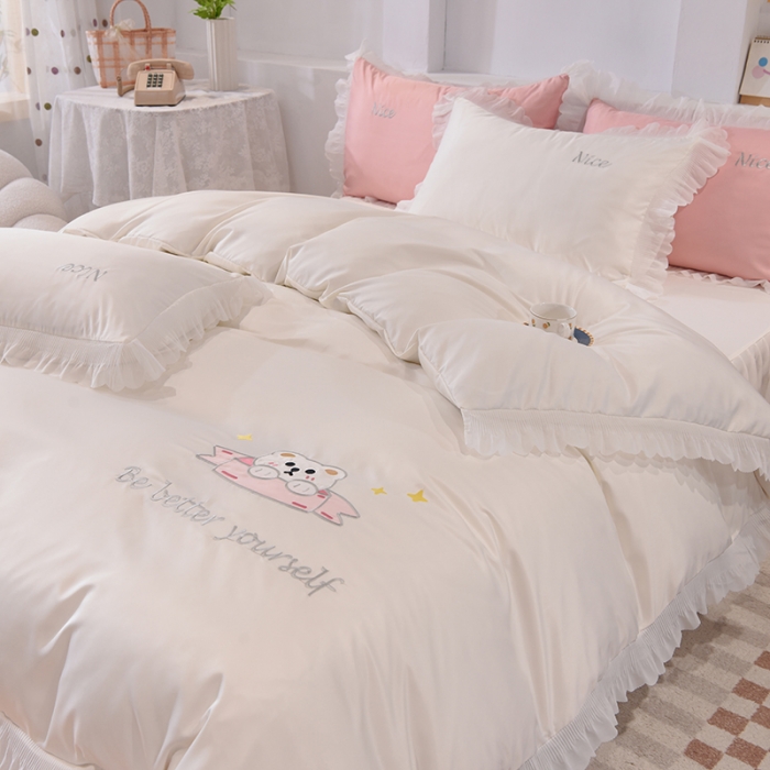 91家纺网 家纺一手货源 找家纺 艾米家居 2025新款水洗真丝雪纺花边贴布绣四件套-达菲小熊 白色