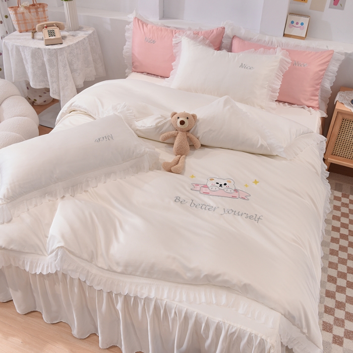 91家纺网 家纺一手货源 找家纺 艾米家居 2025新款水洗真丝雪纺花边贴布绣四件套-达菲小熊 白色