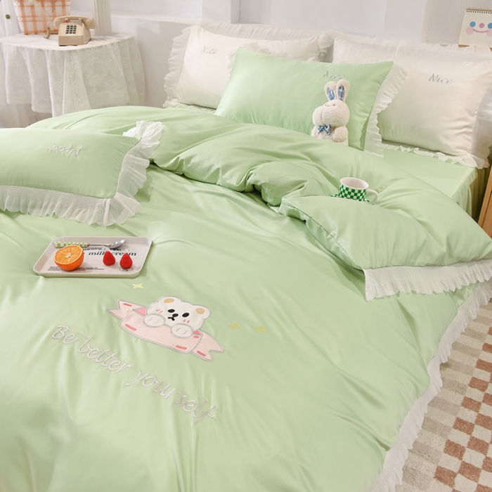 91家纺网 家纺一手货源 找家纺 艾米家居 2025新款水洗真丝雪纺花边贴布绣四件套-达菲小熊 薄荷绿