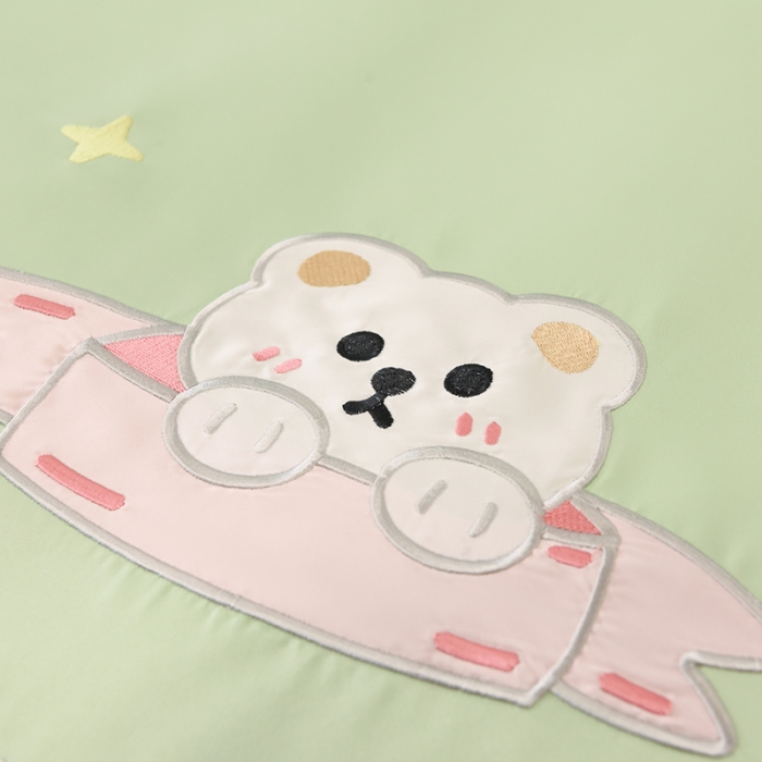 91家纺网 家纺一手货源 找家纺 艾米家居 2025新款水洗真丝雪纺花边贴布绣四件套-达菲小熊 薄荷绿