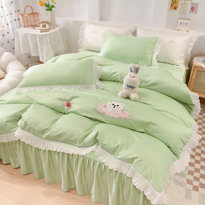 91家纺网 家纺一手货源 找家纺 艾米家居 2025新款水洗真丝雪纺花边贴布绣四件套-达菲小熊 薄荷绿