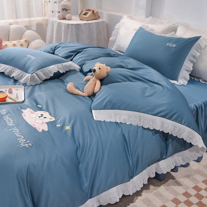 91家纺网 家纺一手货源 找家纺 艾米家居 2025新款水洗真丝雪纺花边贴布绣四件套-达菲小熊 宾利蓝