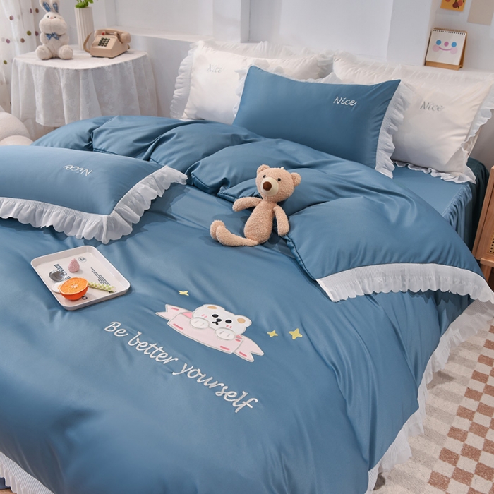 91家纺网 家纺一手货源 找家纺 艾米家居 2025新款水洗真丝雪纺花边贴布绣四件套-达菲小熊 宾利蓝