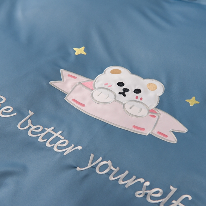 91家纺网 家纺一手货源 找家纺 艾米家居 2025新款水洗真丝雪纺花边贴布绣四件套-达菲小熊 宾利蓝