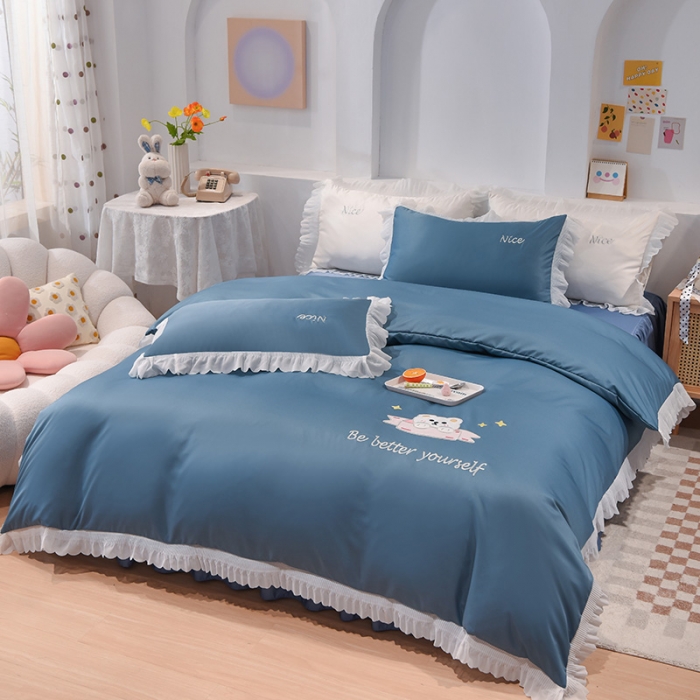 91家纺网 家纺一手货源 找家纺 艾米家居 2025新款水洗真丝雪纺花边贴布绣四件套-达菲小熊 宾利蓝