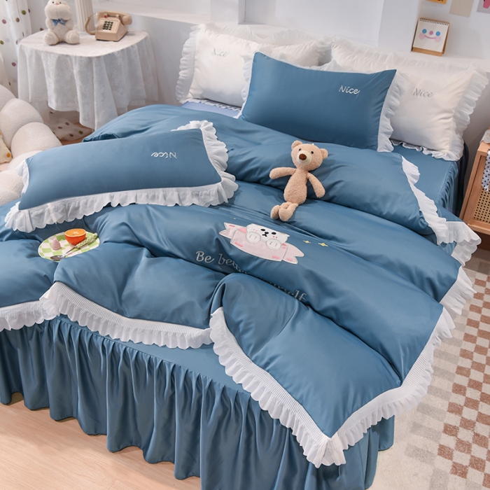 91家纺网 家纺一手货源 找家纺 艾米家居 2025新款水洗真丝雪纺花边贴布绣四件套-达菲小熊 宾利蓝