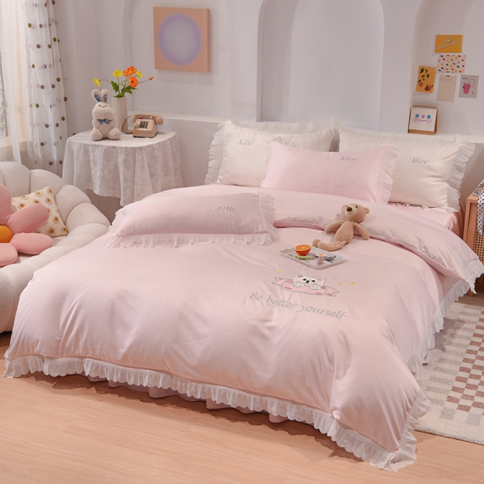 91家纺网 家纺一手货源 找家纺 艾米家居 2025新款水洗真丝雪纺花边贴布绣四件套-达菲小熊 淡粉