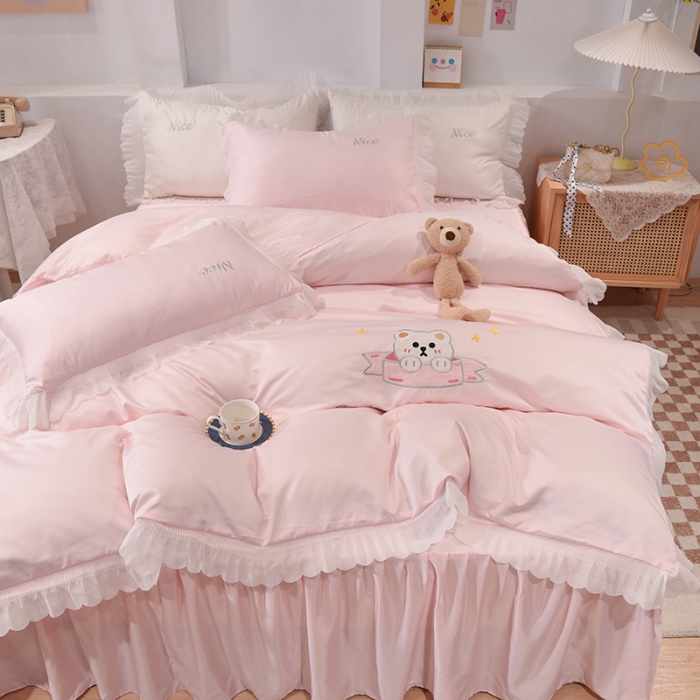 91家纺网 家纺一手货源 找家纺 艾米家居 2025新款水洗真丝雪纺花边贴布绣四件套-达菲小熊 淡粉