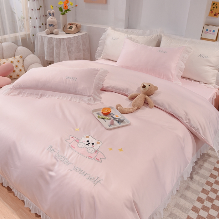 91家纺网 家纺一手货源 找家纺 艾米家居 2025新款水洗真丝雪纺花边贴布绣四件套-达菲小熊 淡粉