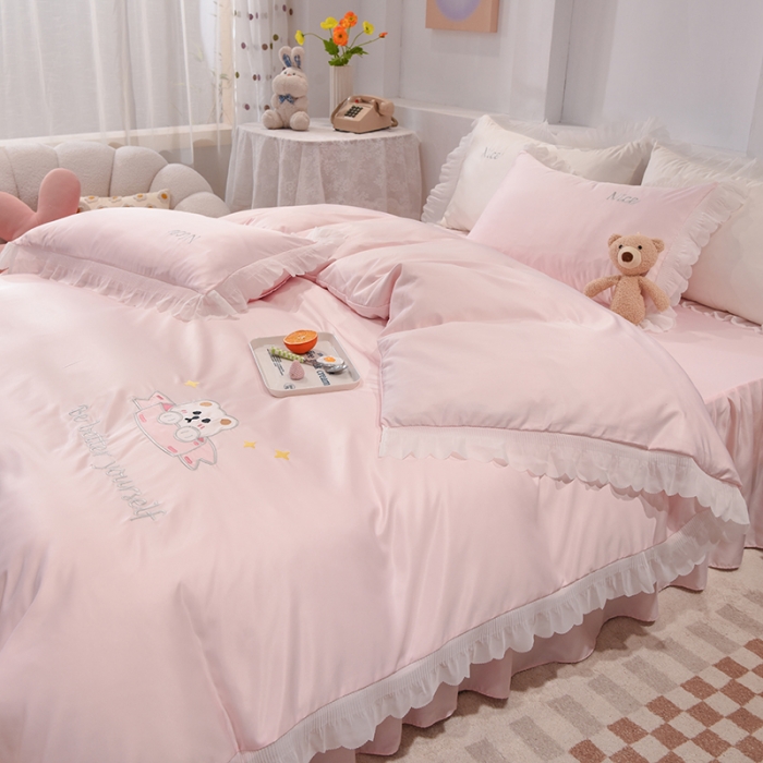 91家纺网 家纺一手货源 找家纺 艾米家居 2025新款水洗真丝雪纺花边贴布绣四件套-达菲小熊 淡粉