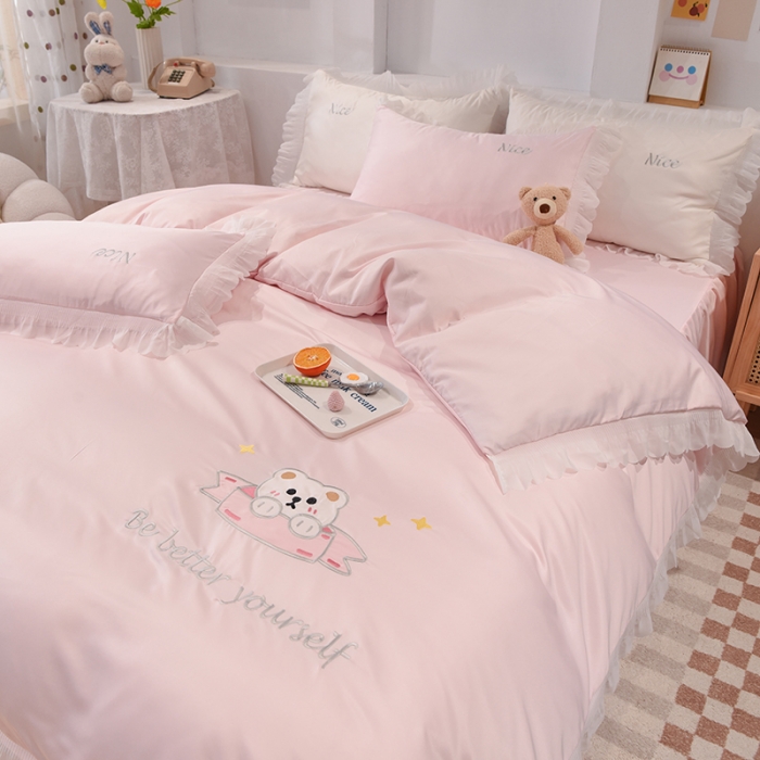 91家纺网 家纺一手货源 找家纺 艾米家居 2025新款水洗真丝雪纺花边贴布绣四件套-达菲小熊 淡粉