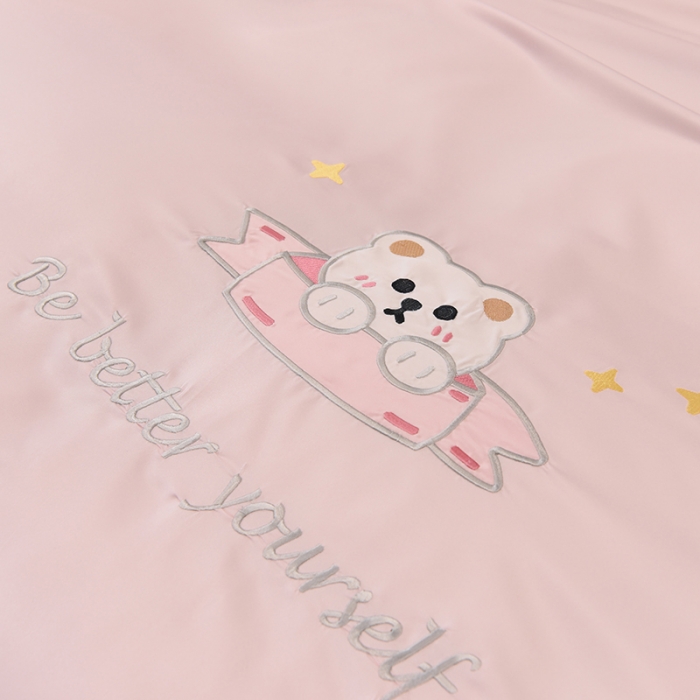 91家纺网 家纺一手货源 找家纺 艾米家居 2025新款水洗真丝雪纺花边贴布绣四件套-达菲小熊 淡粉