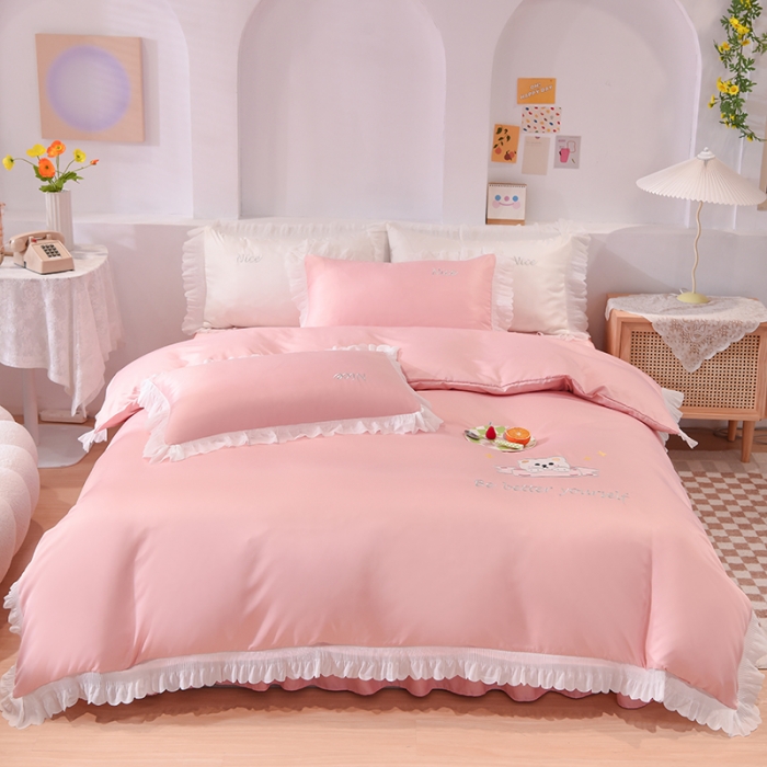 91家纺网 家纺一手货源 找家纺 艾米家居 2025新款水洗真丝雪纺花边贴布绣四件套-达菲小熊 豆沙