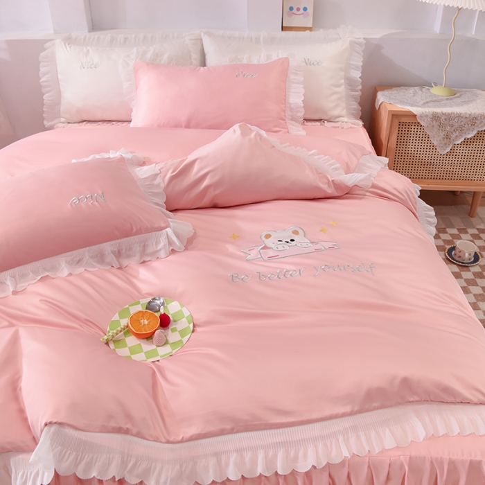 91家纺网 家纺一手货源 找家纺 艾米家居 2025新款水洗真丝雪纺花边贴布绣四件套-达菲小熊 豆沙