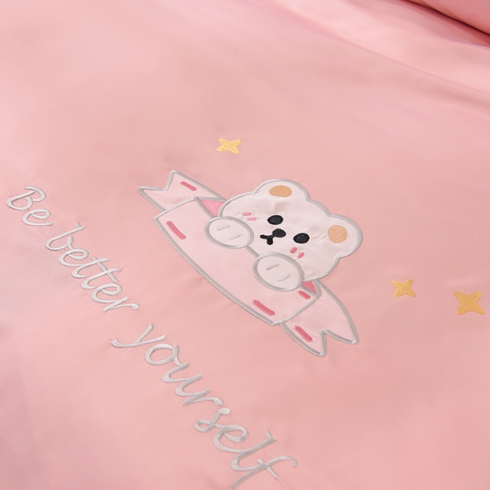 91家纺网 家纺一手货源 找家纺 艾米家居 2025新款水洗真丝雪纺花边贴布绣四件套-达菲小熊 豆沙