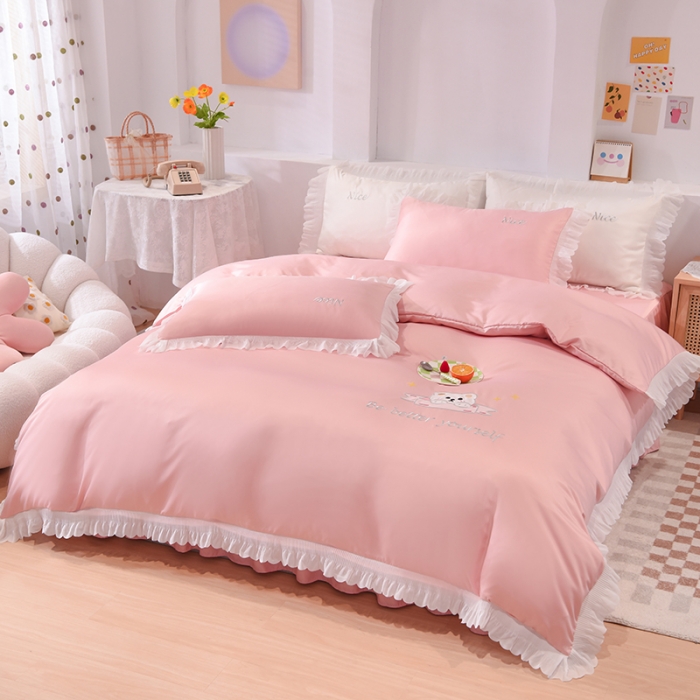 91家纺网 家纺一手货源 找家纺 艾米家居 2025新款水洗真丝雪纺花边贴布绣四件套-达菲小熊 豆沙