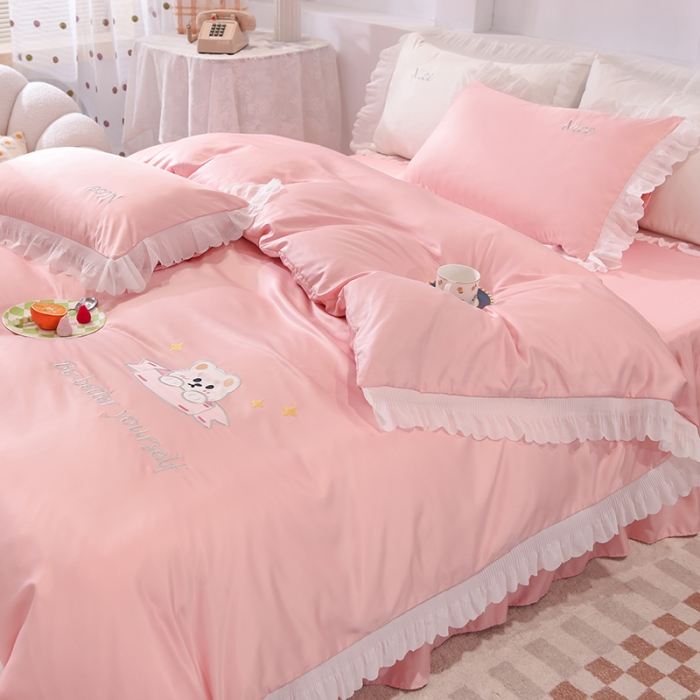 91家纺网 家纺一手货源 找家纺 艾米家居 2025新款水洗真丝雪纺花边贴布绣四件套-达菲小熊 豆沙