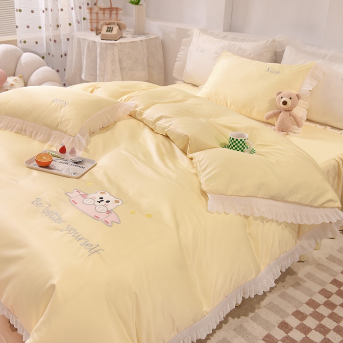 91家纺网 家纺一手货源 找家纺 艾米家居 2025新款水洗真丝雪纺花边贴布绣四件套-达菲小熊 鹅黄