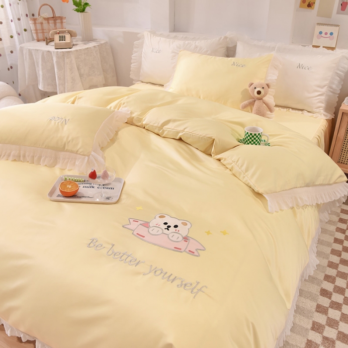 91家纺网 家纺一手货源 找家纺 艾米家居 2025新款水洗真丝雪纺花边贴布绣四件套-达菲小熊 鹅黄