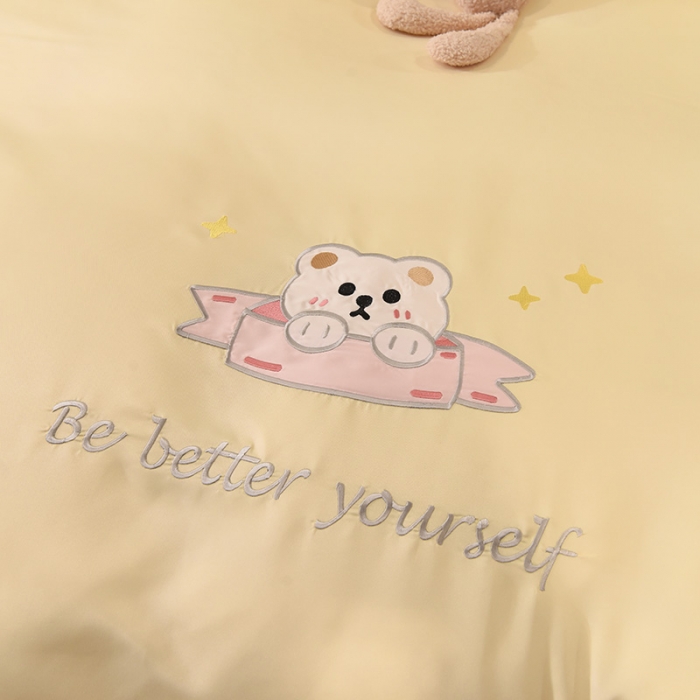 91家纺网 家纺一手货源 找家纺 艾米家居 2025新款水洗真丝雪纺花边贴布绣四件套-达菲小熊 鹅黄