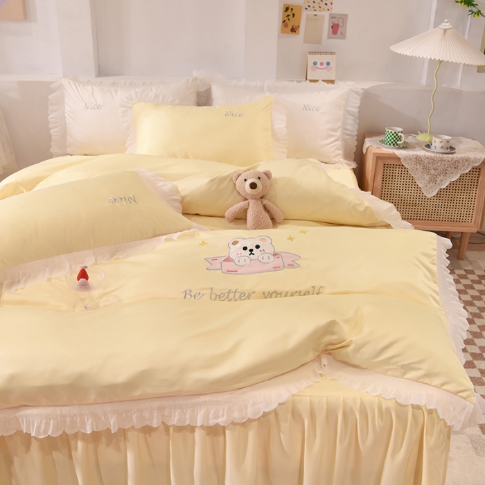 91家纺网 家纺一手货源 找家纺 艾米家居 2025新款水洗真丝雪纺花边贴布绣四件套-达菲小熊 鹅黄