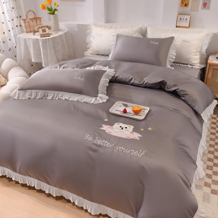 91家纺网 家纺一手货源 找家纺 艾米家居 2025新款水洗真丝雪纺花边贴布绣四件套-达菲小熊 灰色