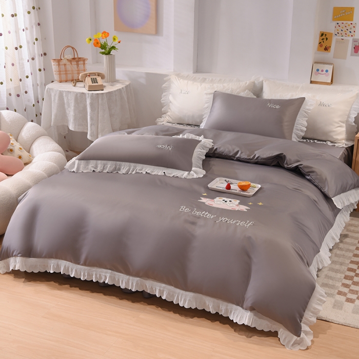 91家纺网 家纺一手货源 找家纺 艾米家居 2025新款水洗真丝雪纺花边贴布绣四件套-达菲小熊 灰色