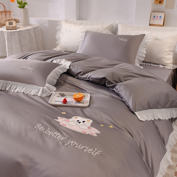 91家纺网 家纺一手货源 找家纺 艾米家居 2025新款水洗真丝雪纺花边贴布绣四件套-达菲小熊 灰色