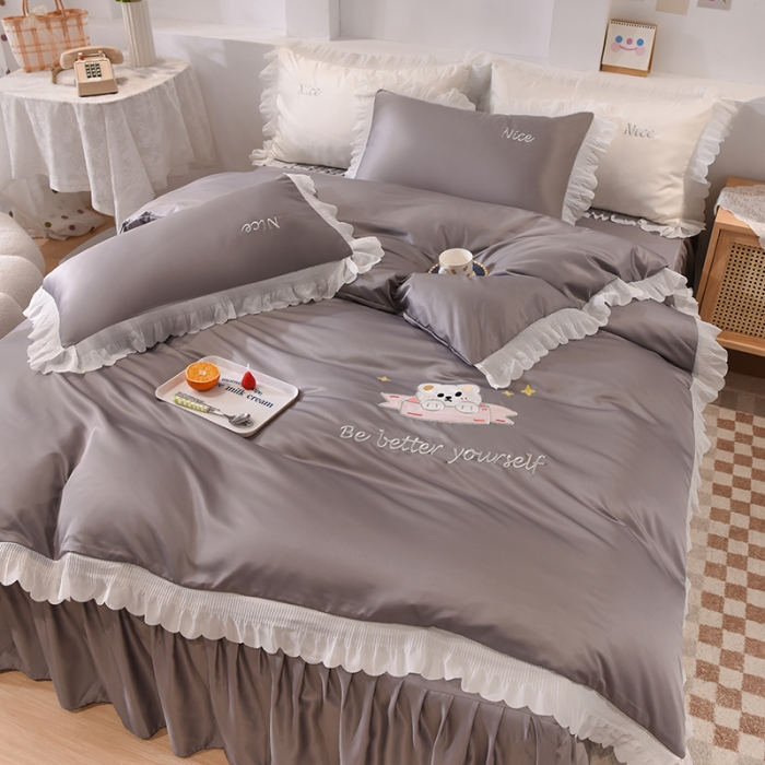 91家纺网 家纺一手货源 找家纺 艾米家居 2025新款水洗真丝雪纺花边贴布绣四件套-达菲小熊 灰色