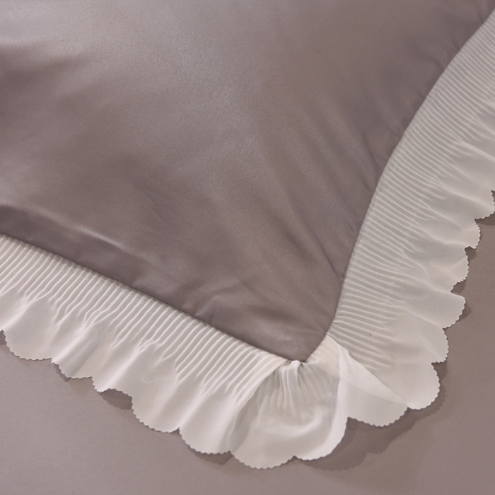 91家纺网 家纺一手货源 找家纺 艾米家居 2025新款水洗真丝雪纺花边贴布绣四件套-达菲小熊 灰色