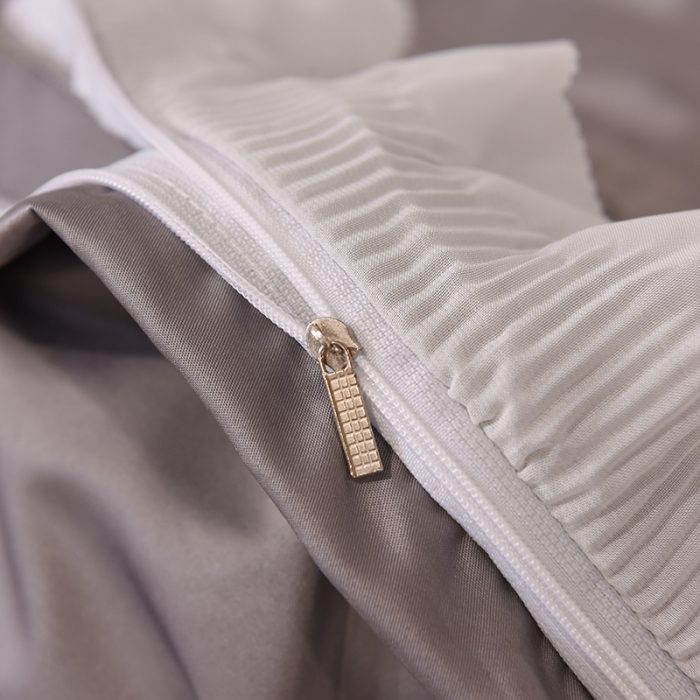 91家纺网 家纺一手货源 找家纺 艾米家居 2025新款水洗真丝雪纺花边贴布绣四件套-达菲小熊 灰色